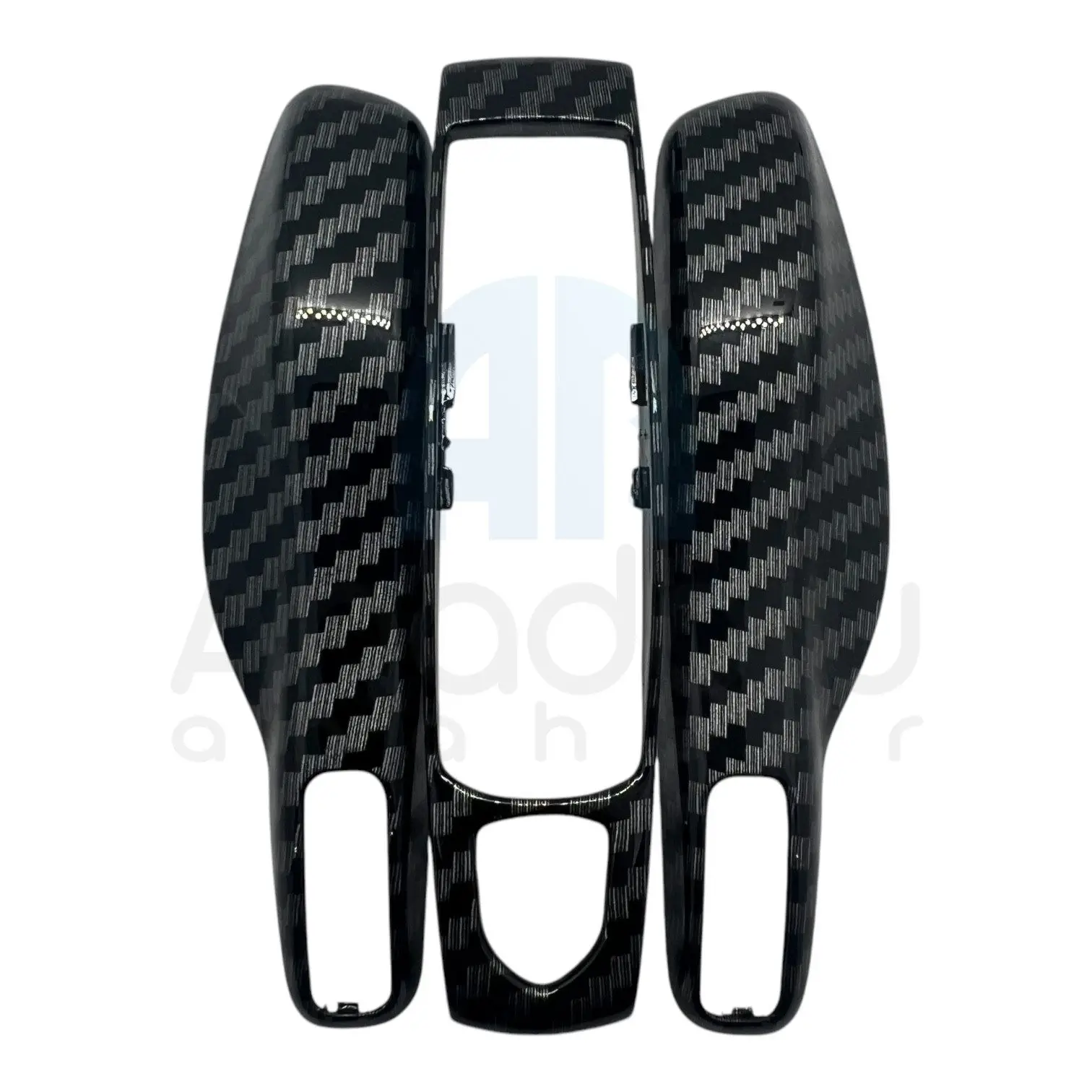 Porsche Metal Dönüşüm Kumanda Kabı Karbon Fiber – Şıklık ve Dayanıklılığın Mükemmel Birleşimi Porsche Metal Dönüşüm Kumanda Kabı Karbon Fiber, yüksek kaliteli metal malzeme ile üretilmiş olup, karbon fiber kaplamasıyla hem şıklığı hem de dayanıklılığı mükemmel bir şekilde birleştirir. Modern tasarımı ve üstün işçiliği ile Porsche aracınıza sportif bir hava katarken, zarif ve dikkat çekici bir görünüm sunar. Üstün Kalite ve Karbon Fiber Estetiği Bu kumanda kabı, yüksek kaliteli boya ile kaplanmış ve karbon fiber dokusu sayesinde hem hafif hem de son derece sağlamdır. Dayanıklı yapısı ve estetik karbon fiber tasarımı ile aracınıza hem modern hem de sportif bir dokunuş kazandırır. Porsche araçları için özel olarak tasarlanmış olan bu kumanda kabı, uzun ömürlü kullanım için idealdir. Sportif, Modern ve Lüks Porsche Metal Dönüşüm Kumanda Kabı Karbon Fiber, aracınıza sportif bir şıklık katarken, lüks bir görünüm de sunar. Karbon fiber detayları, hem dayanıklı hem de göz alıcı bir estetik sağlar. Hem şık hem de fonksiyonel olan bu kumanda kabı, Porsche severlerin beğenisini kazanacak bir üründür. Neden Porsche Metal Dönüşüm Kumanda Kabı Karbon Fiber? Yüksek Kalite Metal ve Karbon Fiber Yapı: Hafif ve dayanıklı, uzun süreli kullanım için ideal. Şık ve Sportif Tasarım: Karbon fiber dokusu ile modern ve zarif bir görünüm. Üstün Boya Kalitesi: Kalıcı renk ve dayanıklı kaplama. Porsche Araçları İçin Mükemmel Uyum: Özel tasarım, yüksek uyum sağlar. Porsche Metal Dönüşüm Kumanda Kabı Karbon Fiber, aracınıza şıklık, sportiflik ve dayanıklılık katmak isteyenler için mükemmel bir tercihtir. Modern tasarımı ve karbon fiber dokusu ile göz alıcı bir deneyim sunar.